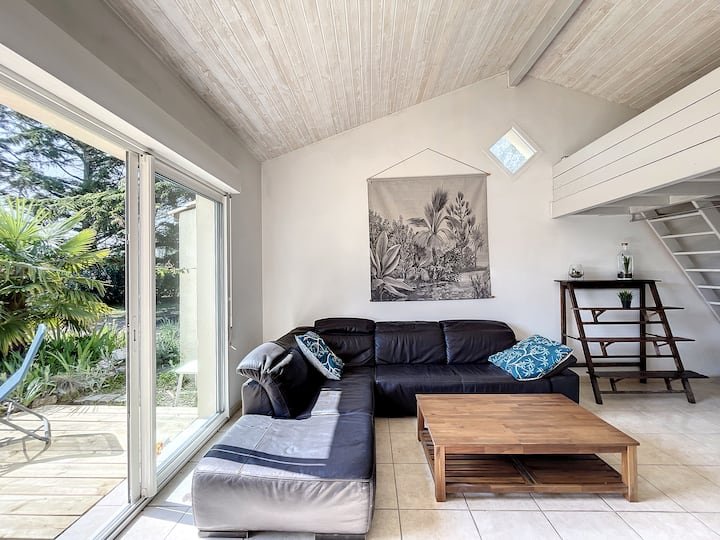 Photo 2 de L'Escale Fronsadaise : Charme et Sérénité au Cœur du Vignoble 🍷✨