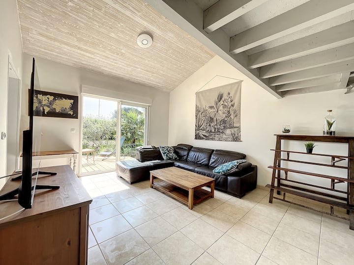 Photo 3 de L'Escale Fronsadaise : Charme et Sérénité au Cœur du Vignoble 🍷✨